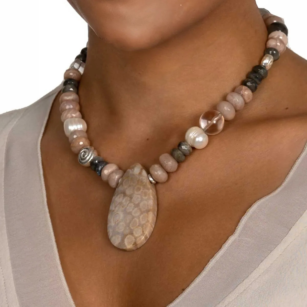 Collier Janita aus Labradorit und Koralle shirinsehan.com