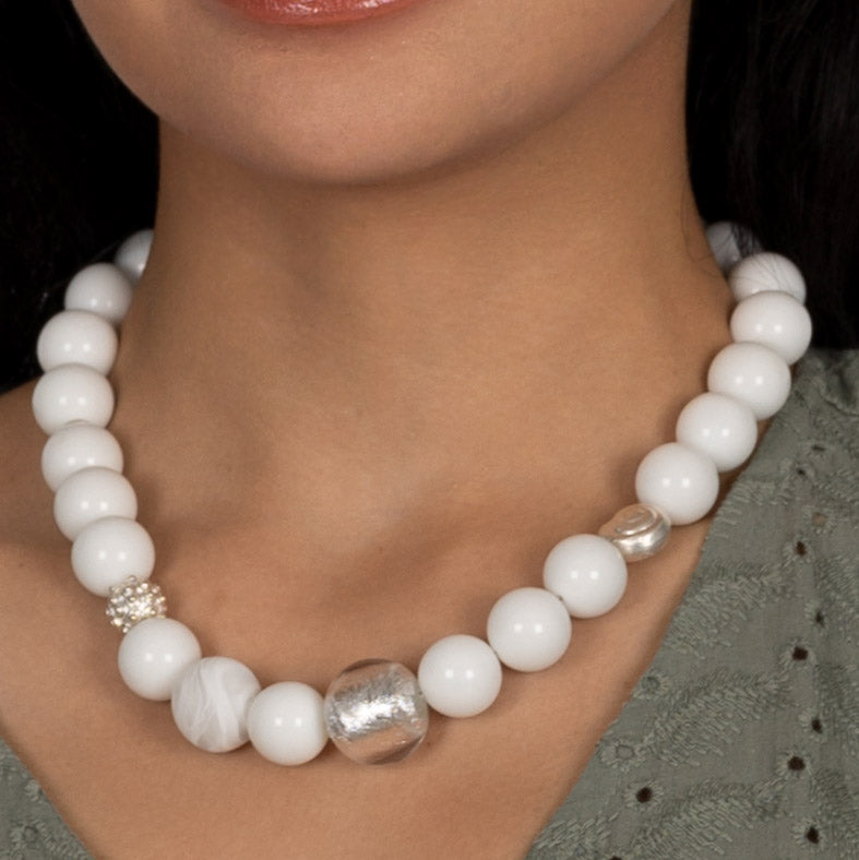 Stilvolles Collier Aletta in WeiĂź und Silber shirinsehan.com