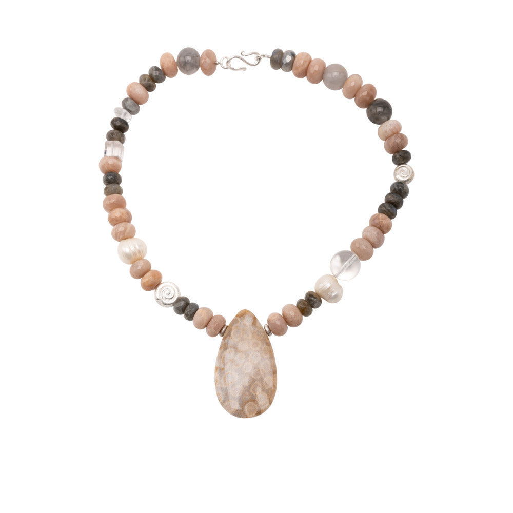 Collier Janita aus Labradorit und Koralle shirinsehan.com