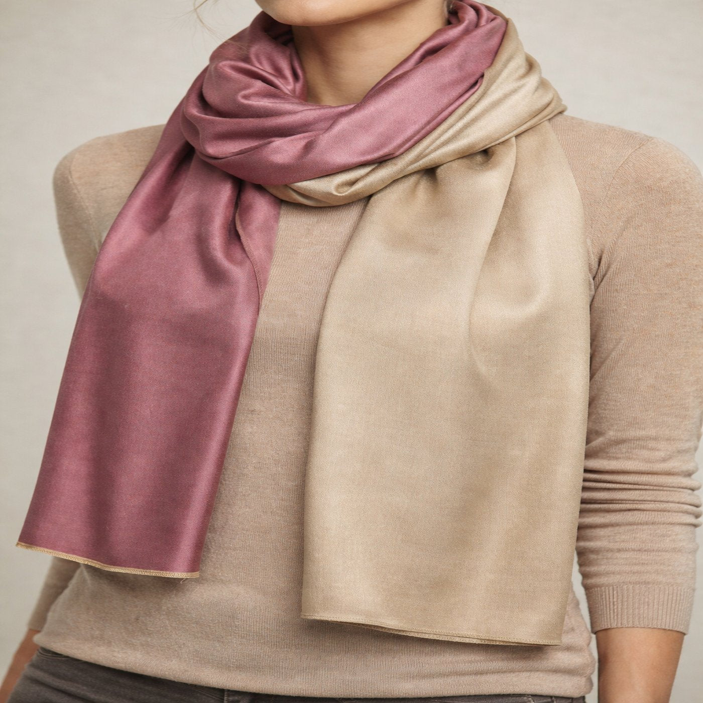 Eleganter zweifarbiger Seidenschal in Rosé und Beige mit kurzen Fransen shirinsehan.com